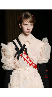Simone Rocha Fall 2018 Ready-to-Wear Simone Rocha осень зима 2018 коллекция неделя моды в Лондане LFW Mainstyles